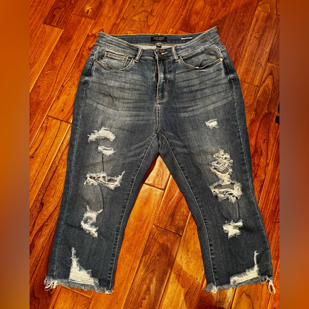 Judy Blue Distressed Dark Blue Cropped Capri